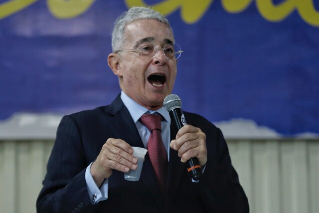 Fiscalía citó a Uribe para que de su versión sobre la masacre de El Aro La Fiscalía anunció la citación a diligencia de versión libre al expresidente Álvaro Uribe Vélez por la indagación que se lleva por la masacre de El Aro, ocurrida en Antioquia en octubre de 1997.