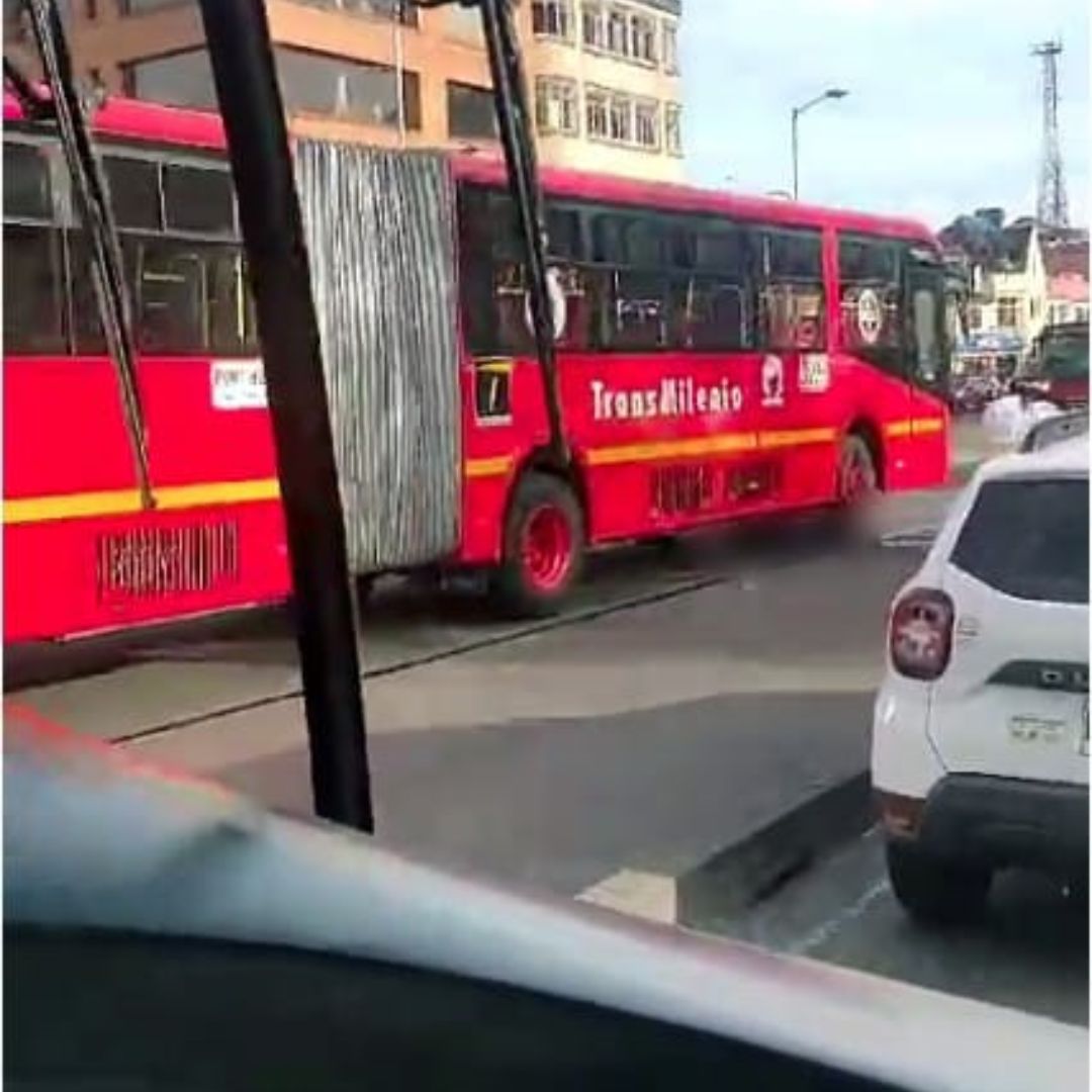 Fuerte siniestro deja un peatón muerto en la localidad de Santa Fe Un fatal accidente entre un bus de TrasnMilenio y un peatón sobre la Avenida Caracas, afecta la movilidad en la localidad de Santa Fe.