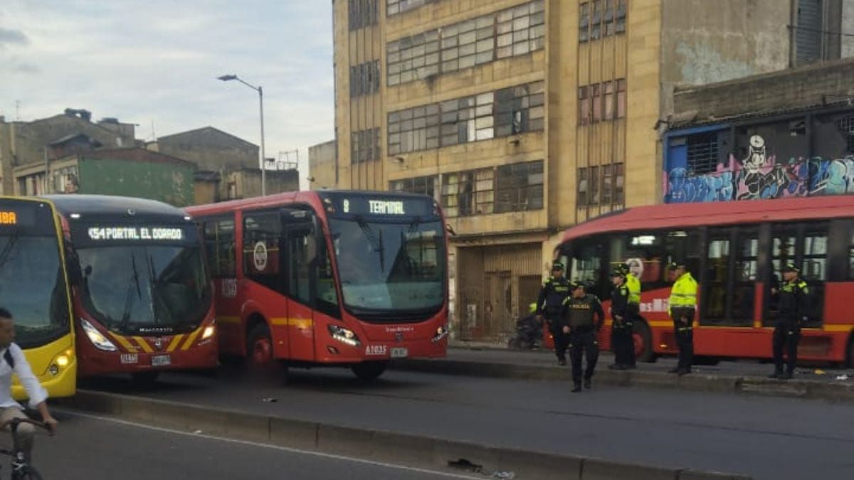 Fuerte siniestro deja un peatón muerto en la localidad de Santa Fe 9 Fuerte siniestro deja un peatón muerto en la localidad de Santa Fe Un fatal accidente entre un bus de TrasnMilenio y un peatón sobre la Avenida Caracas, afecta la movilidad en la localidad de Santa Fe.