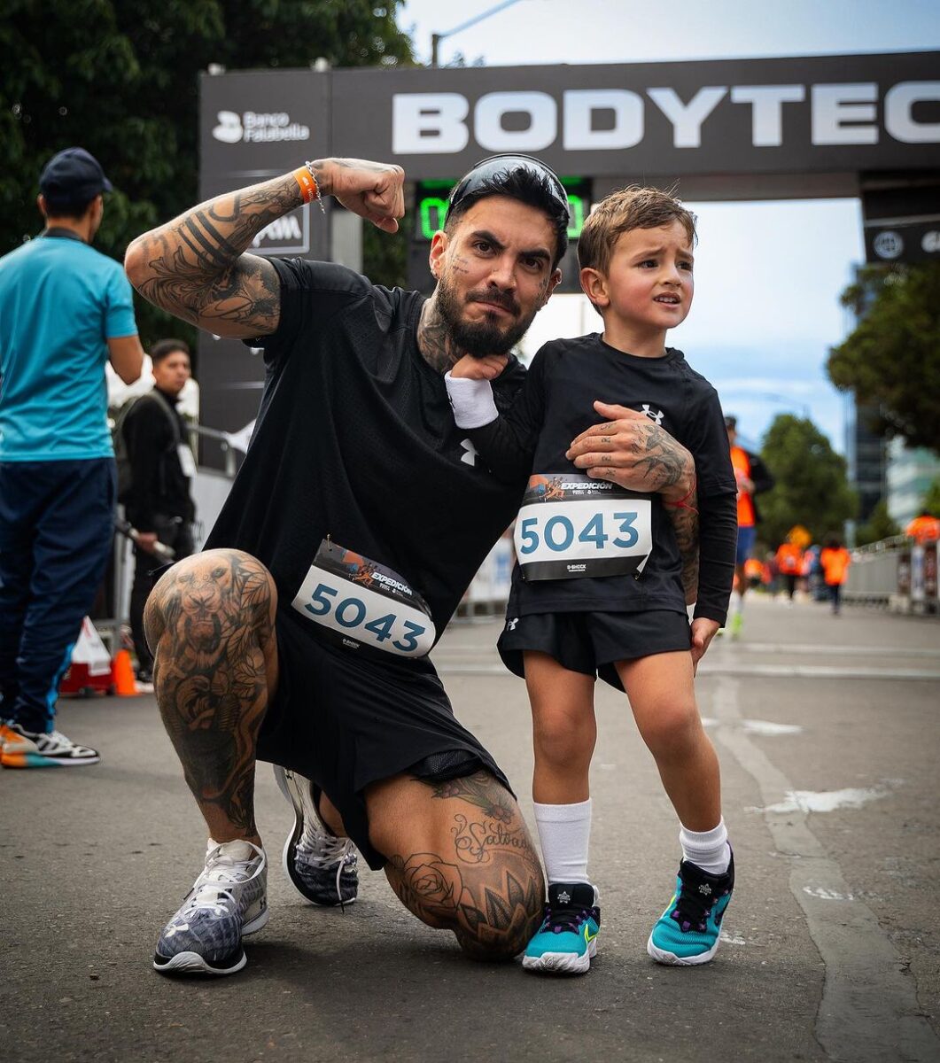 Fuertes críticas a Mateo Carvajal por dejar “tatuar” a su hijo de 4 años 1 Fuertes críticas a Mateo Carvajal por dejar “tatuar” a su hijo de 4 años El pequeño Salvador, hijo de Melina Ramírez y Mateo, estaba muy emocionado por acompañar a su papá a tatuarse, tanto así que se antojó de tener sus propios "tatuajes".