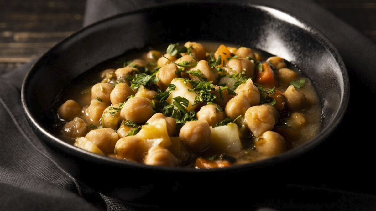 Aprenda a preparar garbanzos con callo en salsa criolla Los garbanzos con callo es un plato insignia en la cocina española y muy apetecido en las temporadas invernales de Europa. Existen varias formas de prepararlos, desde muy sencillas recetas hasta otras muy elaboradas como el famoso ‘callos a la madrileña’.