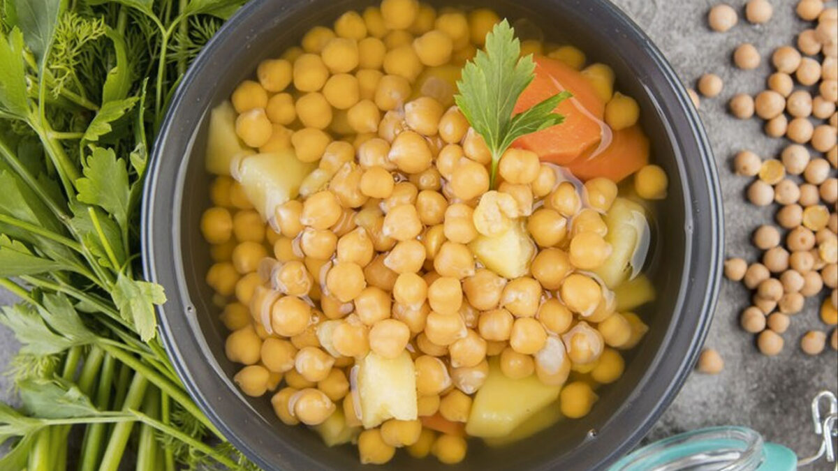 Aprenda a preparar garbanzos con callo en salsa criolla Los garbanzos con callo es un plato insignia en la cocina española y muy apetecido en las temporadas invernales de Europa. Existen varias formas de prepararlos, desde muy sencillas recetas hasta otras muy elaboradas como el famoso ‘callos a la madrileña’.