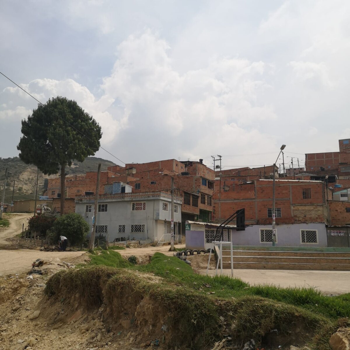 Hallan cadáver en la invasión Brisas de la Esperanza 1 Hallan cadáver en la invasión Brisas de la Esperanza La comunidad de la invasión Brisas de la Esperanza, ubicada en el municipio de Soacha, se encuentra aterrorizada tras el hallazgo de un cuerpo sin vida que al parecer presenta signos de violencia.
