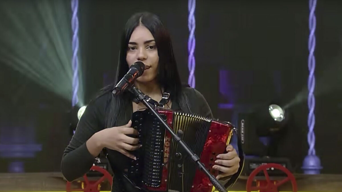 “Hazme como el perro bebe agua”: la canción que desata burlas en redes 1 “Hazme como el perro bebe agua”: la canción que desata burlas en redes La canción, ‘Hazme como el perro bebe agua al estilo vallenato bailable, ha generado lo que para muchos internautas se puede resumir en “pena ajena”.