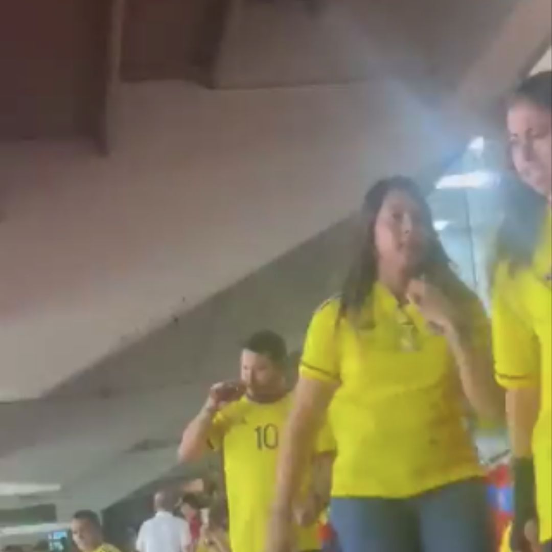 Hija menor del presidente Petro fue abucheada durante el partido de Colombia, ¿por qué? Durante el enfrentamiento entre la selección Colombia y la selección de Brasil en el estadio Metropolitano de Barranquilla, Antonella, hija menor de Petro, tuvo que retirarse del lugar luego de ser abucheada por cientos de personas. El presidente respondió duramente.
