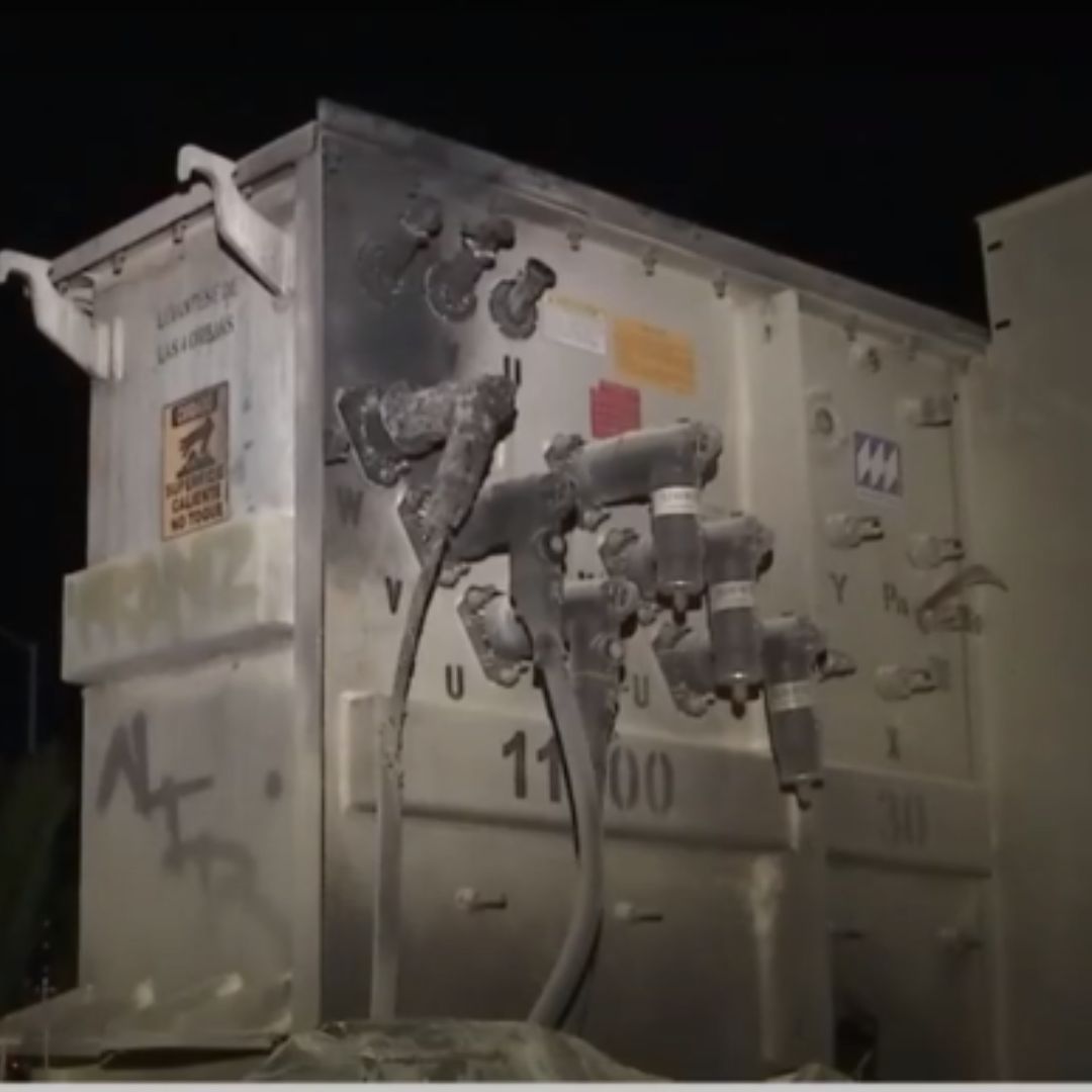 Hombre murió electrocutado intentando robarse unos cables de luz en Soacha 2 Hombre murió electrocutado intentando robarse unos cables de luz en Soacha En la noche del 28 de noviembre un hombre perdió la vida tras una fuerte descarga eléctrica que terminó en llamas.