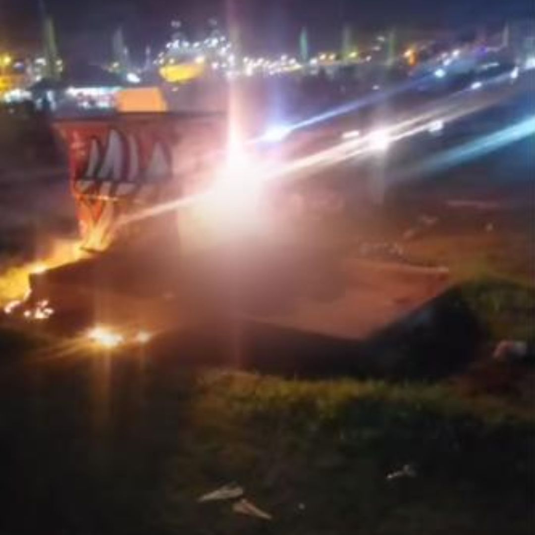 Hombre murió electrocutado intentando robarse unos cables de luz en Soacha 1 Hombre murió electrocutado intentando robarse unos cables de luz en Soacha En la noche del 28 de noviembre un hombre perdió la vida tras una fuerte descarga eléctrica que terminó en llamas.