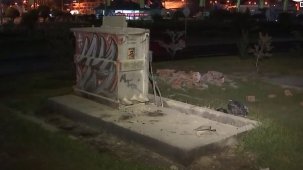 Hombre murió electrocutado intentando robarse unos cables de luz en Soacha 6 Hombre murió electrocutado intentando robarse unos cables de luz en Soacha En la noche del 28 de noviembre un hombre perdió la vida tras una fuerte descarga eléctrica que terminó en llamas.