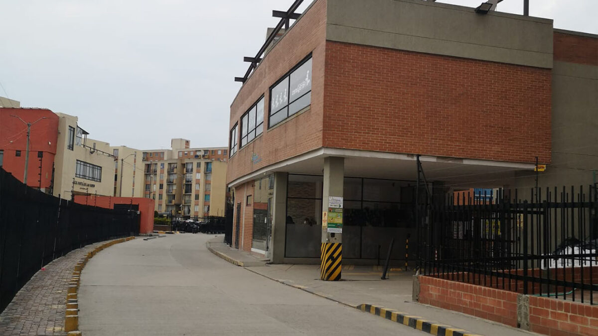 Hombre murió en un apartamento de Soacha 5 Hombre murió en un apartamento de Soacha Eran alrededor de las 5:30 de la tarde de este sábado cuando las patrullas del sector de Ciudad Verde fueron alertadas de una persona muerta al interior de un apartamento en un conjunto residencial. En el lugar yacía colgado el cuerpo de un hombre de 54 años quien al parecer había decidido acabar con su vida.