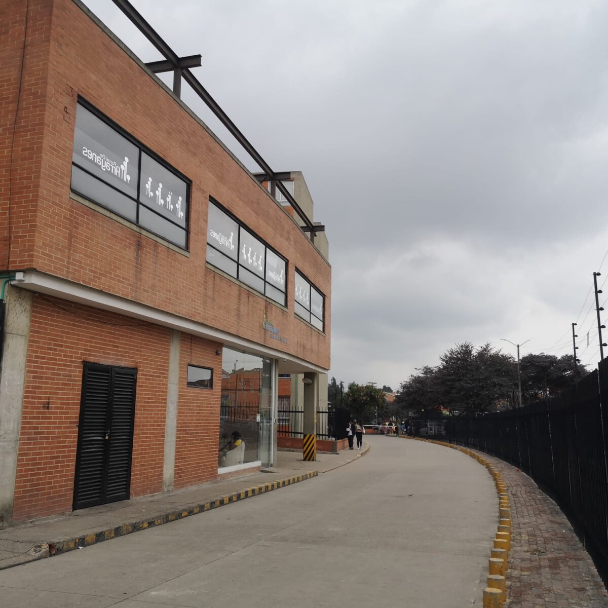 Hombre murió en un apartamento de Soacha Eran alrededor de las 5:30 de la tarde de este sábado cuando las patrullas del sector de Ciudad Verde fueron alertadas de una persona muerta al interior de un apartamento en un conjunto residencial. En el lugar yacía colgado el cuerpo de un hombre de 54 años quien al parecer había decidido acabar con su vida.