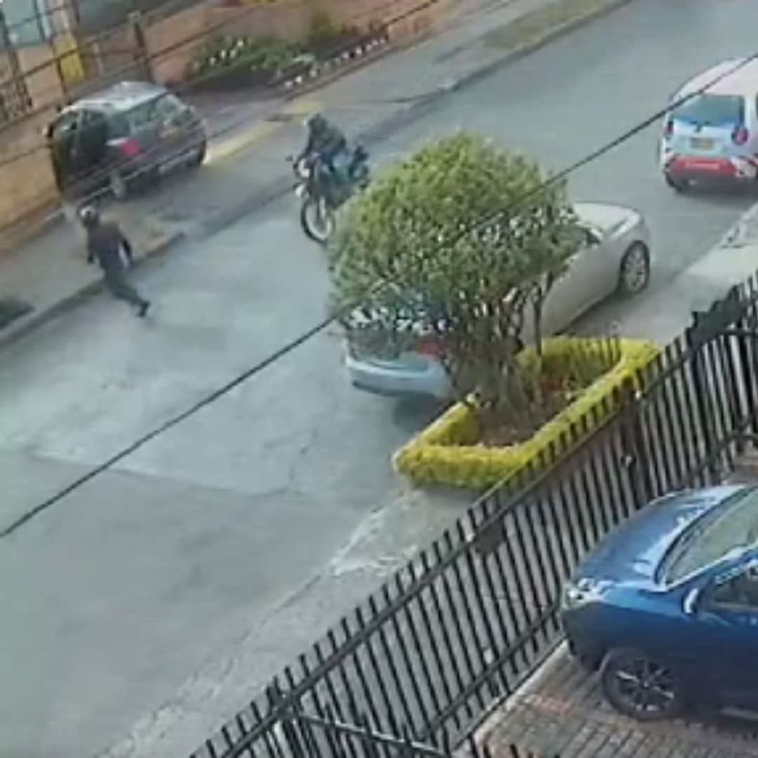Impactante balacera en Fontibón 1 Impactante balacera en Fontibón Sobre las 3:30 de la tarde de este jueves se presentó una balacera en Fontibón, en inmediaciones a la Av. Ciudad de Cali entre calles 22 y 23.