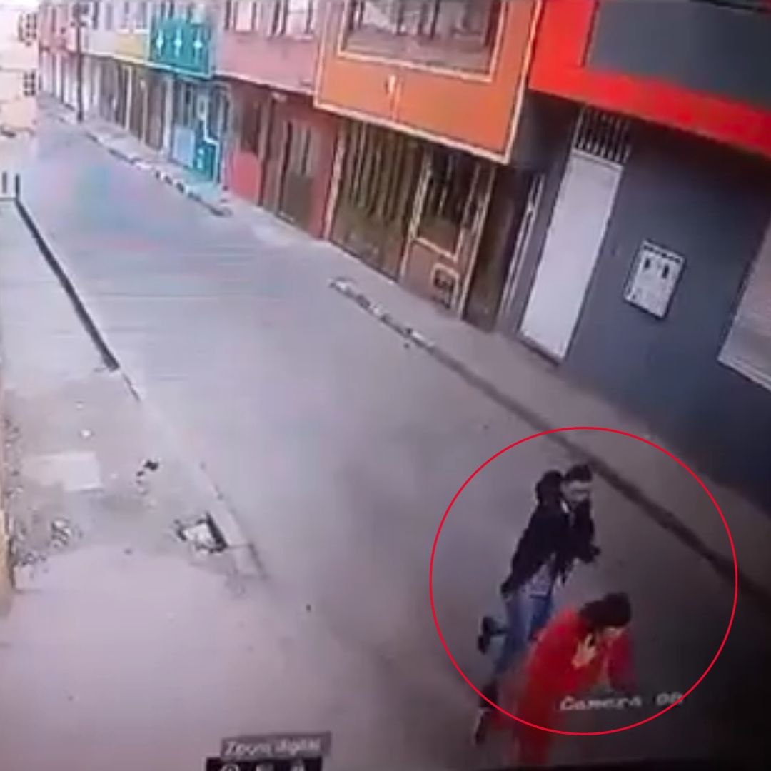 Impactante momento en el que asesinan a un joven carnicero en Bosa 1 Impactante momento en el que asesinan a un joven carnicero en Bosa En un video quedó registrado el momento en el que un sujeto desenfunda un arma de fuego y le dispara a un joven carnicero en la localidad de Bosa. Vea la grabación aquí.