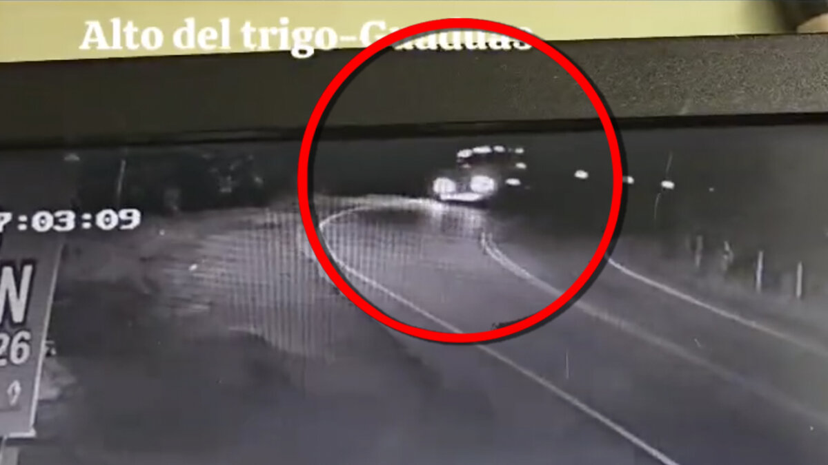 Impactante: tractomula cae a un abismo en vía de Cundinamarca 1 Impactante: tractomula cae a un abismo en vía de Cundinamarca Un fatal accidente de tránsito se presentó en el departamento de Cundinamarca, a la altura del municipio de Guaduas, donde una tractomula cayó por un abismo. Vea el momento del accidente aquí.