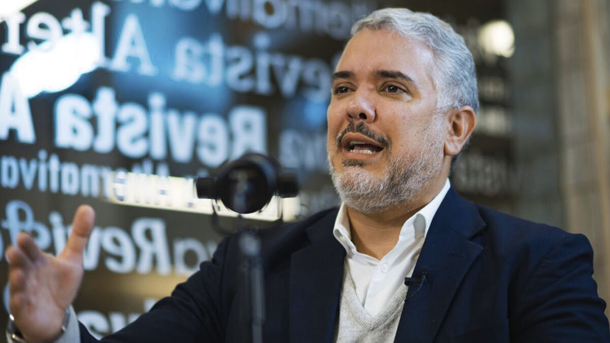Iván Duque le pone el ojo a la crisis ambiental 4 Iván Duque le pone el ojo a la crisis ambiental #AsíPasó La crisis climática es un fenómeno mundial que amenaza a todo el mundo y que demanda tomar medidas en conjunto. A propósito, el expresidente Iván Duque asistirá esta semana como invitado especial a la Conferencia de Naciones Unidas sobre el Cambio Climático 2023 (COP28), donde presentará su libro: ‘Nuestro Futuro’.