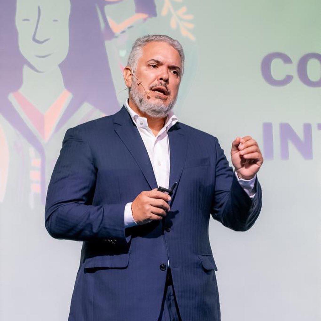 Iván Duque le pone el ojo a la crisis ambiental #AsíPasó La crisis climática es un fenómeno mundial que amenaza a todo el mundo y que demanda tomar medidas en conjunto. A propósito, el expresidente Iván Duque asistirá esta semana como invitado especial a la Conferencia de Naciones Unidas sobre el Cambio Climático 2023 (COP28), donde presentará su libro: ‘Nuestro Futuro’. 