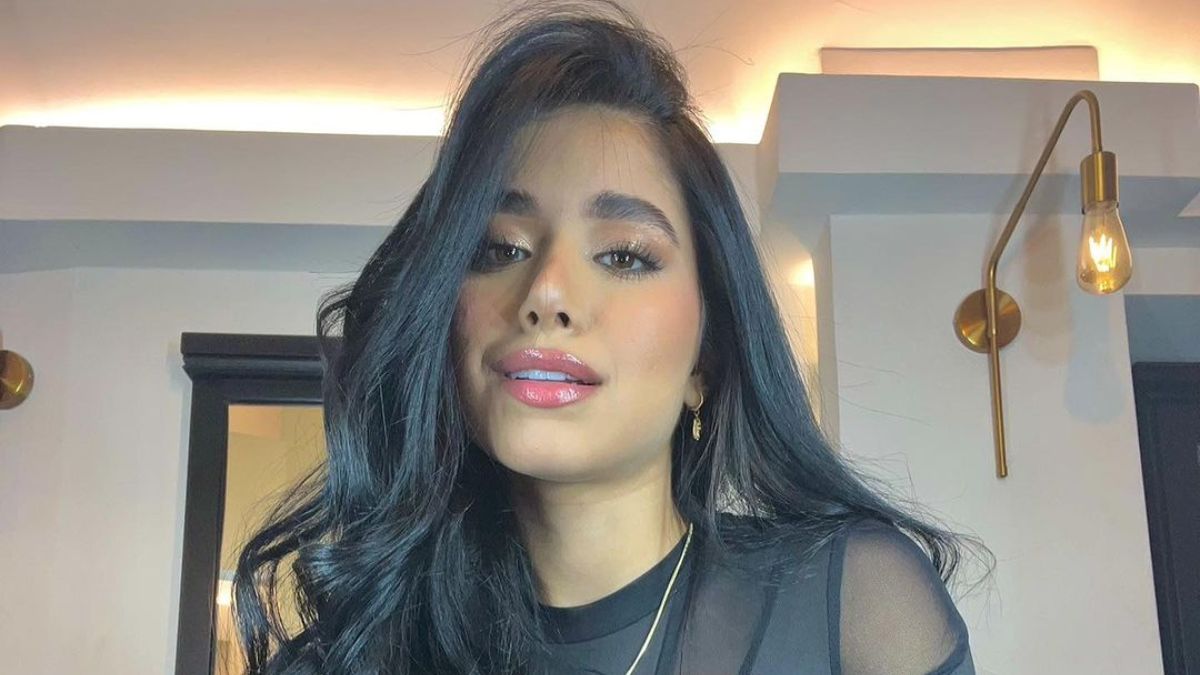 Jenny López presumió su figura en yate por Cartagena Los cantantes Jenny López y Jhonny Rivera andan en un idilio de amor que no lo empaña nadie. Y es que, pese a las críticas que han recibido por su diferencia de edad, ellos siguen dichosos presumiendo su relación.