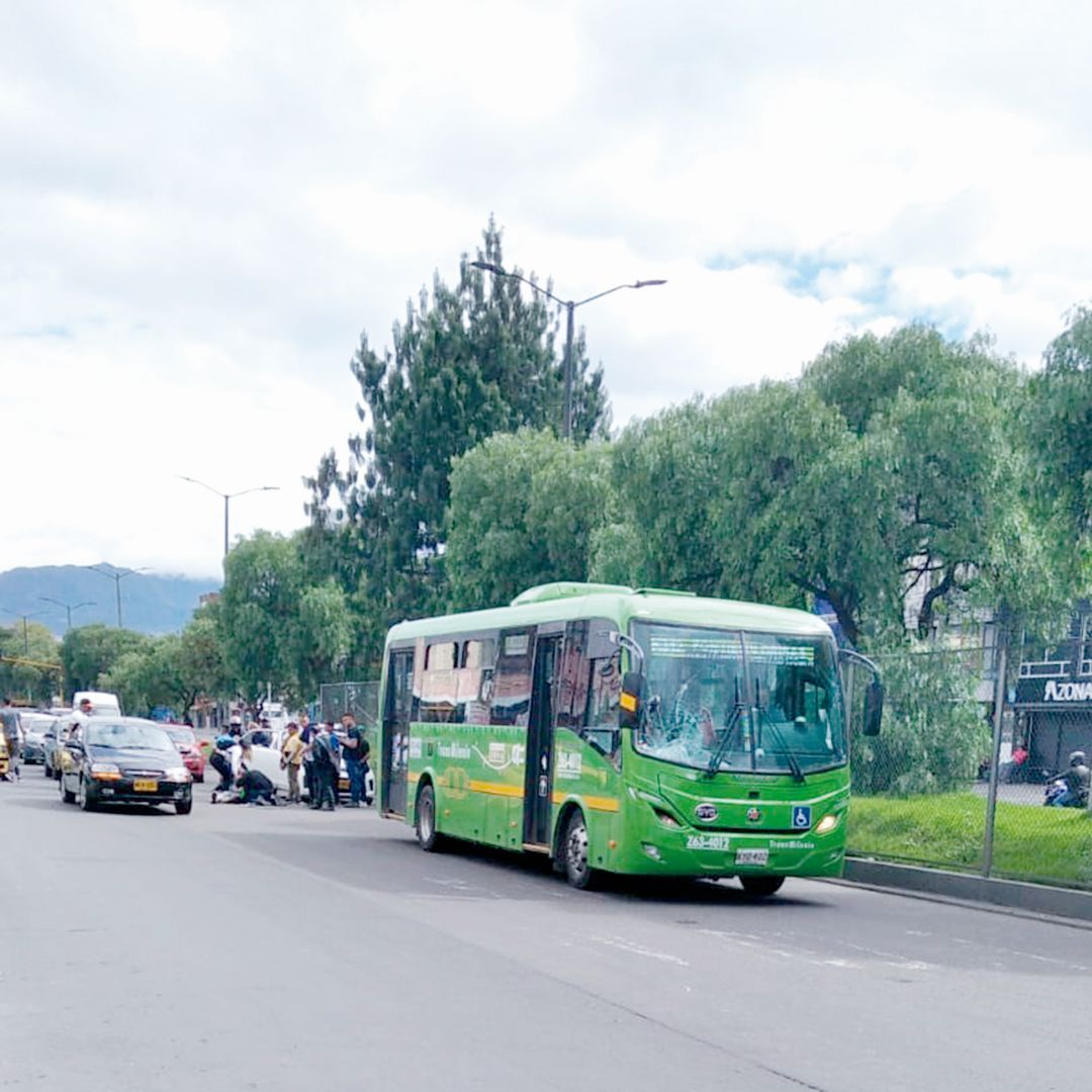 Johan, el joven que se lanzó a un bus tras discutir con su pareja 1 Johan, el joven que se lanzó a un bus tras discutir con su pareja Johan Alexander Moreno, fue el joven que perdió la vida luego de lanzársele a un bus, al parecer, tras discutir con su novia. Les contamos la historia.