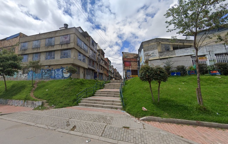Juan Guerra fue asesinado con arma blanca por una presunta discusión Las autoridades hallaron el cuerpo sin vida de Juan Guerra en el barrio San Carlos, localidad de Suba, luego de que un sujeto le propinara una apuñalada. La familia exige pronta justicia.