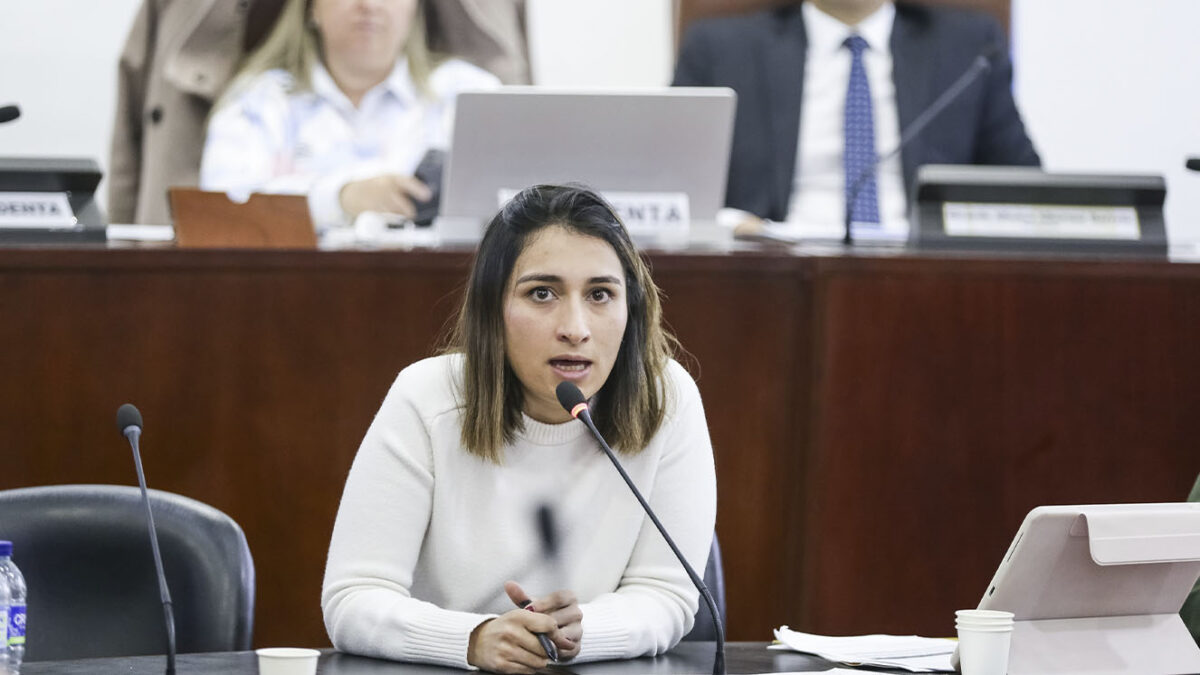 Juez ordena capturar a patrullera por caso de Laura Sanabria La patrullera de la Policía, Dana Cenizales, quien había sido dejada en libertad, vuelve a tener orden de captura para evitar que se afecta la investigación en su contra.