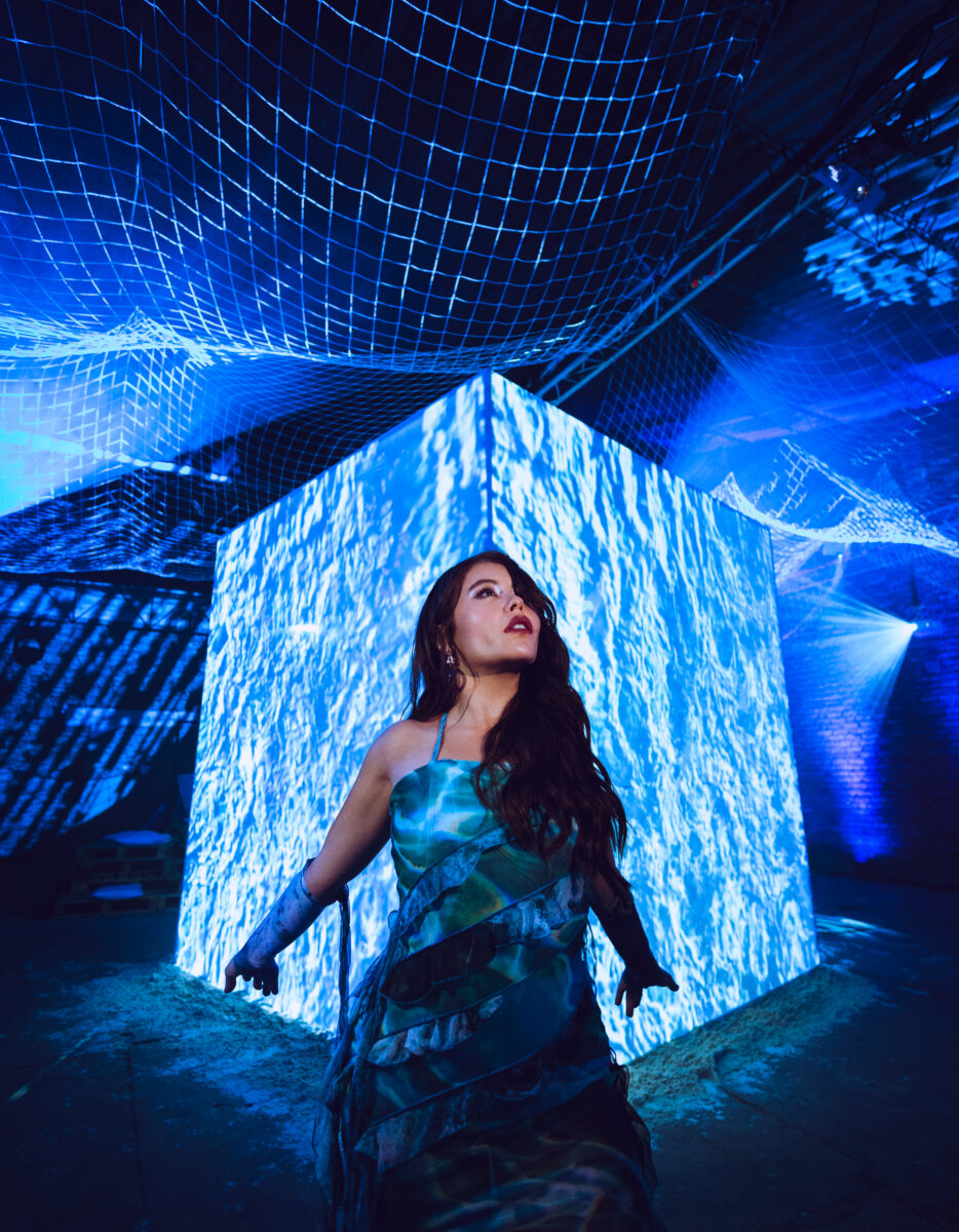 Juliana llega con su tercer álbum de estudio "Mar Adentro" El tercer álbum de la cantautora, "Mar Adentro", promete traer un profundo mensaje social y cultural sobre la isla San Andrés.
