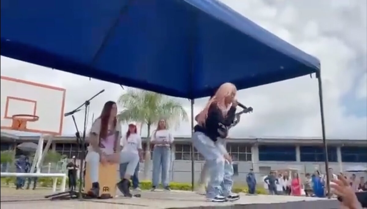 Karol G llegó de sorpresa a una cárcel y dio concierto gratuito Carolina Giraldo Navarro, conocida artísticamente como Karol G, sorprendió a la comunidad ibaguereña con su inesperada presencia en la ciudad, al dar un concierto gratuito en la cárcel de Picaleña.