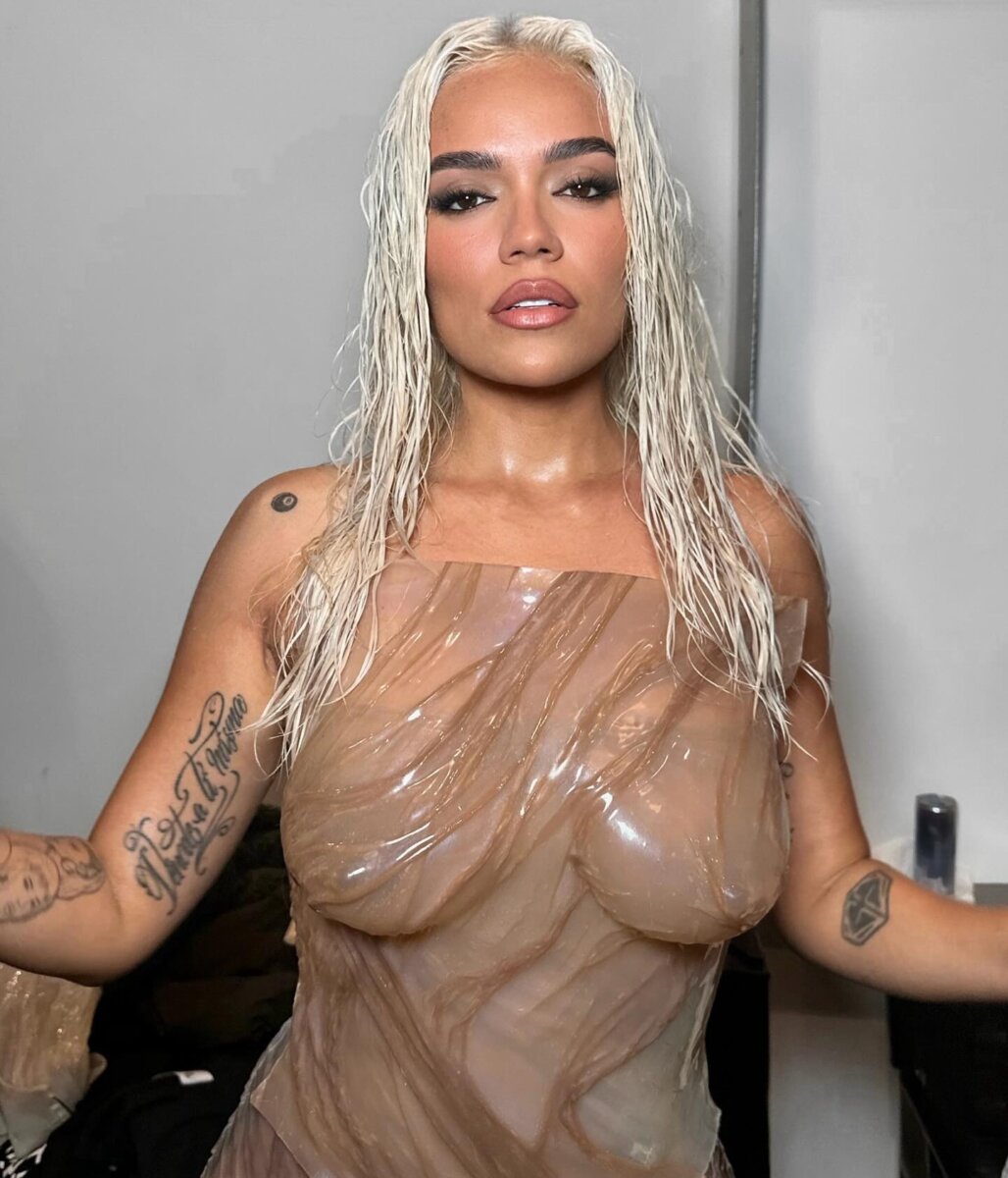 Karol G sorprendió con tremenda presentación bajo el agua en los Billboard 2023 La paisa Karol G se robó todas las miradas en la gala de los premios Billboard donde apareció con un sensual vestido que dejó muy poco a la imaginación. Eso no fue todo, también se lució con su show bajo el agua.
