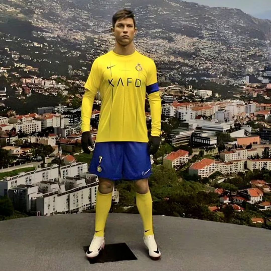 La estatua de Cristiano Ronaldo que se parece más a Messi El futbolista Cristiano Ronaldo recientemente inauguró su propio museo en Arabia Saudita, sin embargo, una estatua que lo inmortaliza causó varias reacciones entre los internautas, muchos afirman que luce como Lionel Messi.