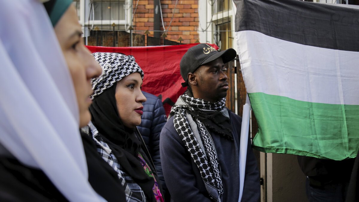 La solidaridad por Palestina llegará a las salas de Cine Debido a que la guerra no permitirá que se lleve a cabo el festival 'Días de Cine Palestino', varios países del mundo incluido Colombia, estarán proyectando diferentes filmes que cuentan, entre otro temas, la difícil situación del pueblo palestino.