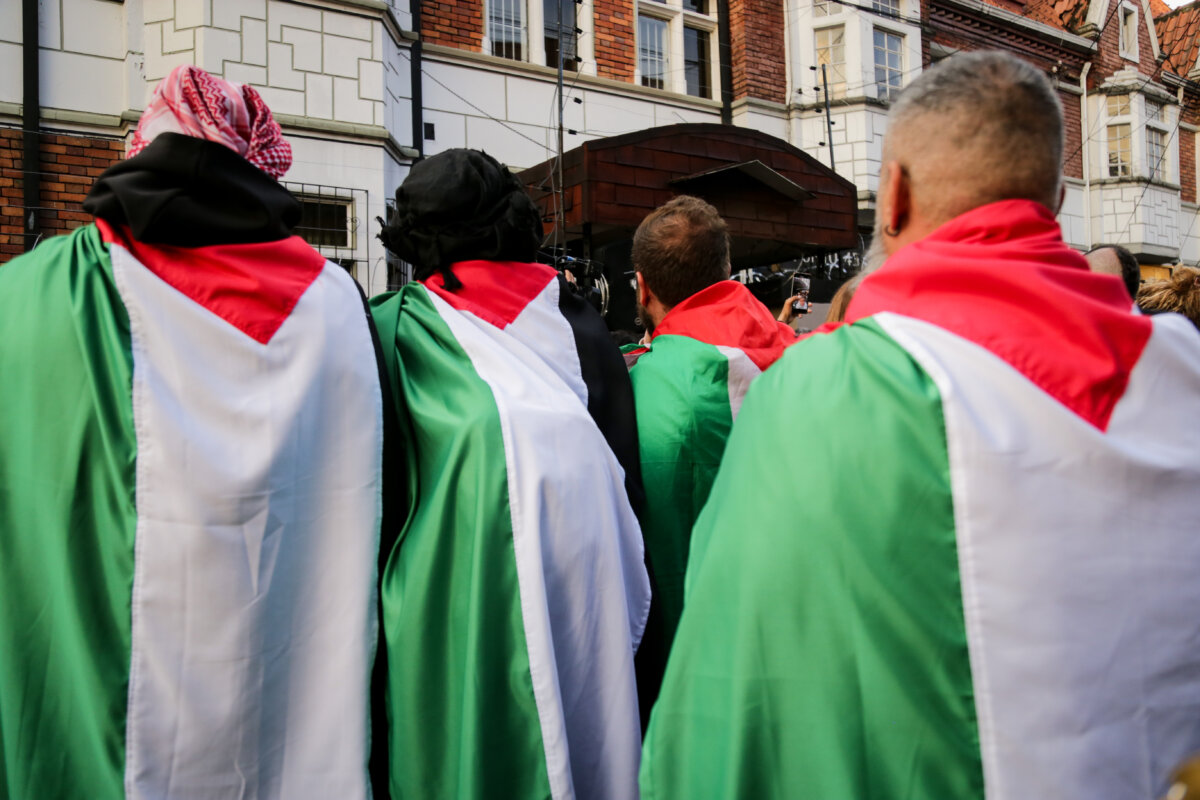 La solidaridad por Palestina llegará a las salas de Cine Debido a que la guerra no permitirá que se lleve a cabo el festival 'Días de Cine Palestino', varios países del mundo incluido Colombia, estarán proyectando diferentes filmes que cuentan, entre otro temas, la difícil situación del pueblo palestino.