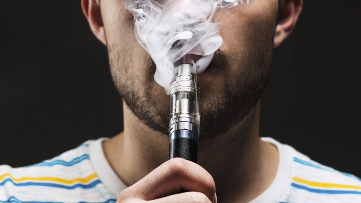 Estudio revela que vapeadores contienen plomo y uranio 1 Estudio revela que vapeadores contienen plomo y uranio #AsíPasó El consumo de vapeadores en los jóvenes plantea una gran problemática, ya que consideran que el consumo de estos dispositivos no causa daños a su salud; sin embargo, varios estudios demuestran que los impactos negativos que traen son igual de dañinos a los cigarrillos comunes.