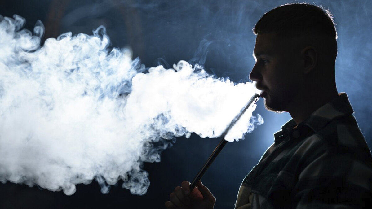 Las consecuencias de los vapeadores Los cigarrillos electrónicos o también conocidos como vapeadores, han sido mostrados como una alternativa ‘menos dañina’ que el cigarrillo convencional, incluso ha sido recomendado como una transición para abandonar el hábito de fumar.