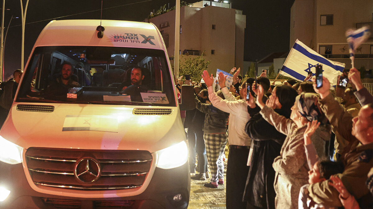 Liberaron 14 rehenes israelíes y 3 extranjeros en la franja de Gaza 4 Liberaron 14 rehenes israelíes y 3 extranjeros en la franja de Gaza Las Fuerzas Armadas israelíes han informado este domingo de que el Movimiento de Resistencia Islámica (Hamás) ha entregado al Comité Internacional de la Cruz Roja (CICR) a 14 israelíes y tres extranjeros que estaban retenidos en la Franja de Gaza. Israel liberará a 39 presos palestinos en contrapartida.
