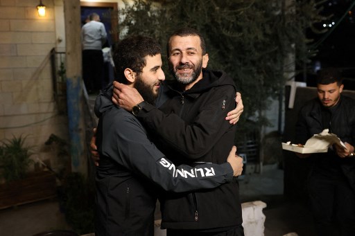 Liberaron 14 rehenes israelíes y 3 extranjeros en la franja de Gaza 1 Liberaron 14 rehenes israelíes y 3 extranjeros en la franja de Gaza Las Fuerzas Armadas israelíes han informado este domingo de que el Movimiento de Resistencia Islámica (Hamás) ha entregado al Comité Internacional de la Cruz Roja (CICR) a 14 israelíes y tres extranjeros que estaban retenidos en la Franja de Gaza. Israel liberará a 39 presos palestinos en contrapartida.