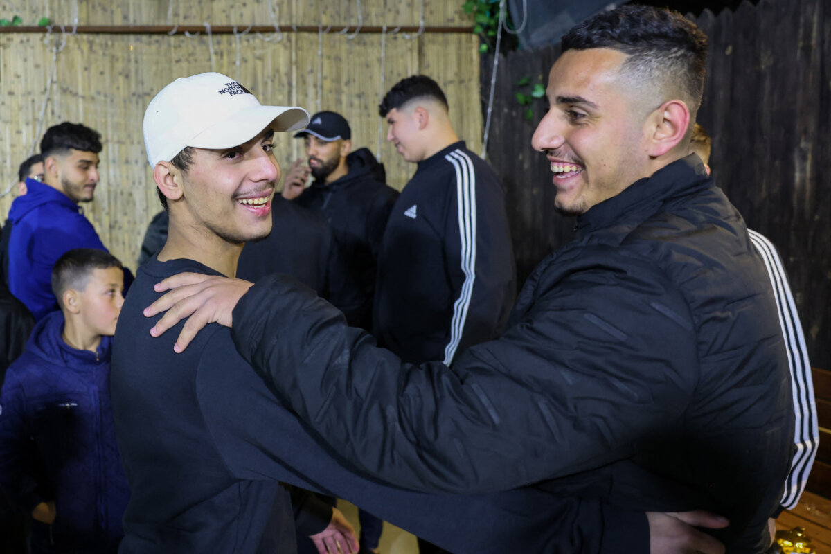 Liberaron 14 rehenes israelíes y 3 extranjeros en la franja de Gaza 2 Liberaron 14 rehenes israelíes y 3 extranjeros en la franja de Gaza Las Fuerzas Armadas israelíes han informado este domingo de que el Movimiento de Resistencia Islámica (Hamás) ha entregado al Comité Internacional de la Cruz Roja (CICR) a 14 israelíes y tres extranjeros que estaban retenidos en la Franja de Gaza. Israel liberará a 39 presos palestinos en contrapartida.