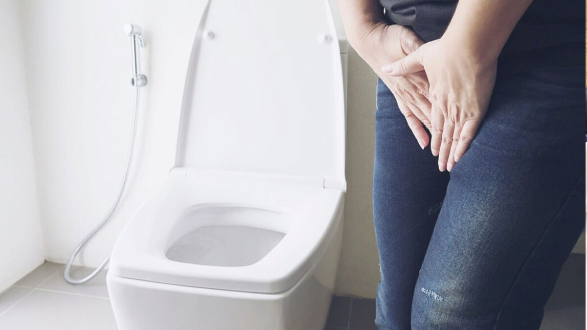 Los peligros de orinar de pie para las mujeres 8 Los peligros de orinar de pie para las mujeres ¿A quién no le da asco entrar a un baño público y que esté sucio? Ese es uno de los momentos más incómodos que atravesamos las mujeres, al no tener la facilidad que tienen los hombres de orinar de pie.