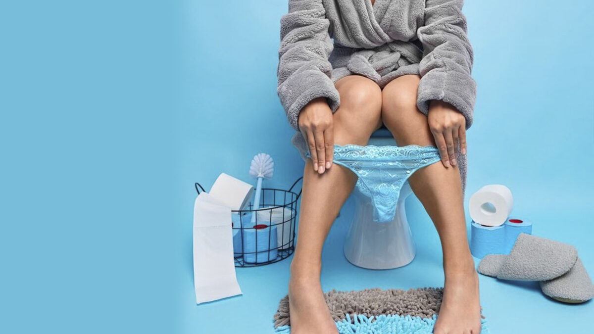 Los peligros de orinar de pie para las mujeres 1 Los peligros de orinar de pie para las mujeres ¿A quién no le da asco entrar a un baño público y que esté sucio? Ese es uno de los momentos más incómodos que atravesamos las mujeres, al no tener la facilidad que tienen los hombres de orinar de pie.