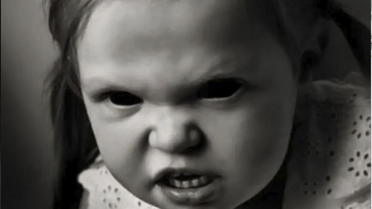 Los tenebrosos niños de los ojos negros 1 Los tenebrosos niños de los ojos negros ¿Qué haría si un niño se le aparece a la mitad de la noche golpeando su puerta o al lado de su auto?