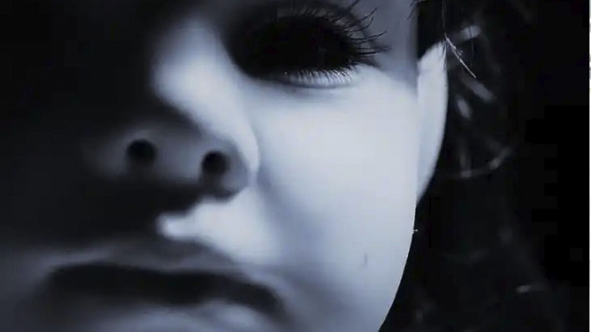 Los tenebrosos niños de los ojos negros ¿Qué haría si un niño se le aparece a la mitad de la noche golpeando su puerta o al lado de su auto?