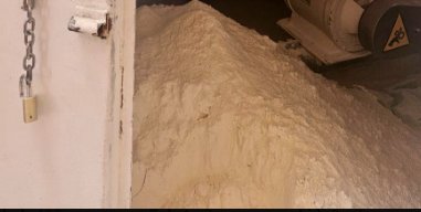 Encuentran el cuerpo de un trabajador de Bimbo en un contenedor de harina ¿Cómo es posible? El cuerpo de un empleado de la empresa de alimentos Bimbo fue encontrado en uno de los contenedores de harina después de varias horas.