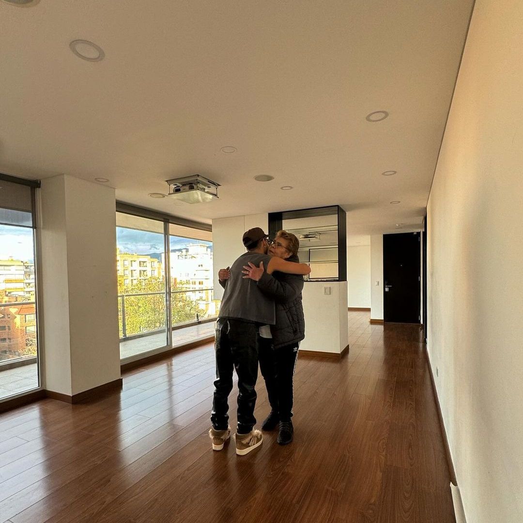 Mario Ruiz le regaló un apartamento a su mamá 1 Mario Ruiz le regaló un apartamento a su mamá El exparticipante de 'Masterchef' y reconocido creador de contenido, Mario Ruiz, protagonizó un emotivo momento luego de regalarle casa propia a su mamá en Bogotá.