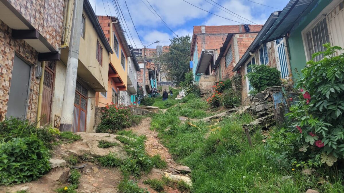 Masacre en Caracolí: nuevos detalles del crimen de 4 personas en Ciudad Bolívar La noche de este lunes festivo se presentó una masacre al interior de una vivienda en el barrio Caracolí, en Ciudad Bolívar: cuatro personas fueron vilmente torturadas y asesinadas.