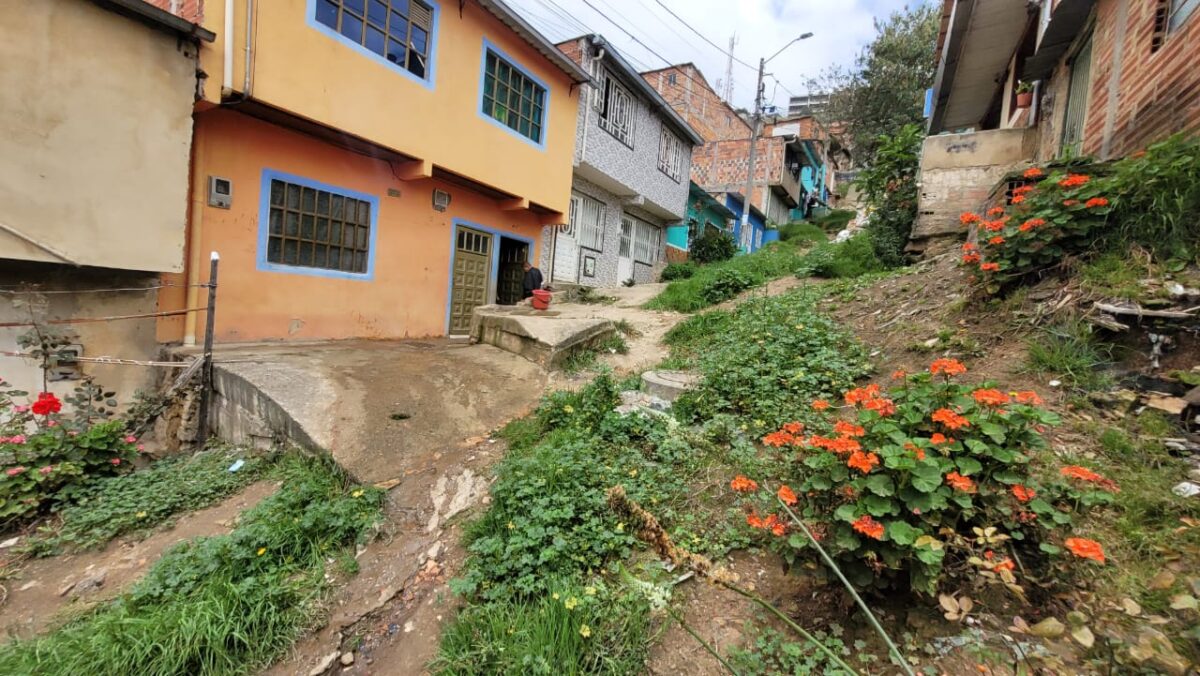 Masacre en Caracolí: nuevos detalles del crimen de 4 personas en Ciudad Bolívar La noche de este lunes festivo se presentó una masacre al interior de una vivienda en el barrio Caracolí, en Ciudad Bolívar: cuatro personas fueron vilmente torturadas y asesinadas.