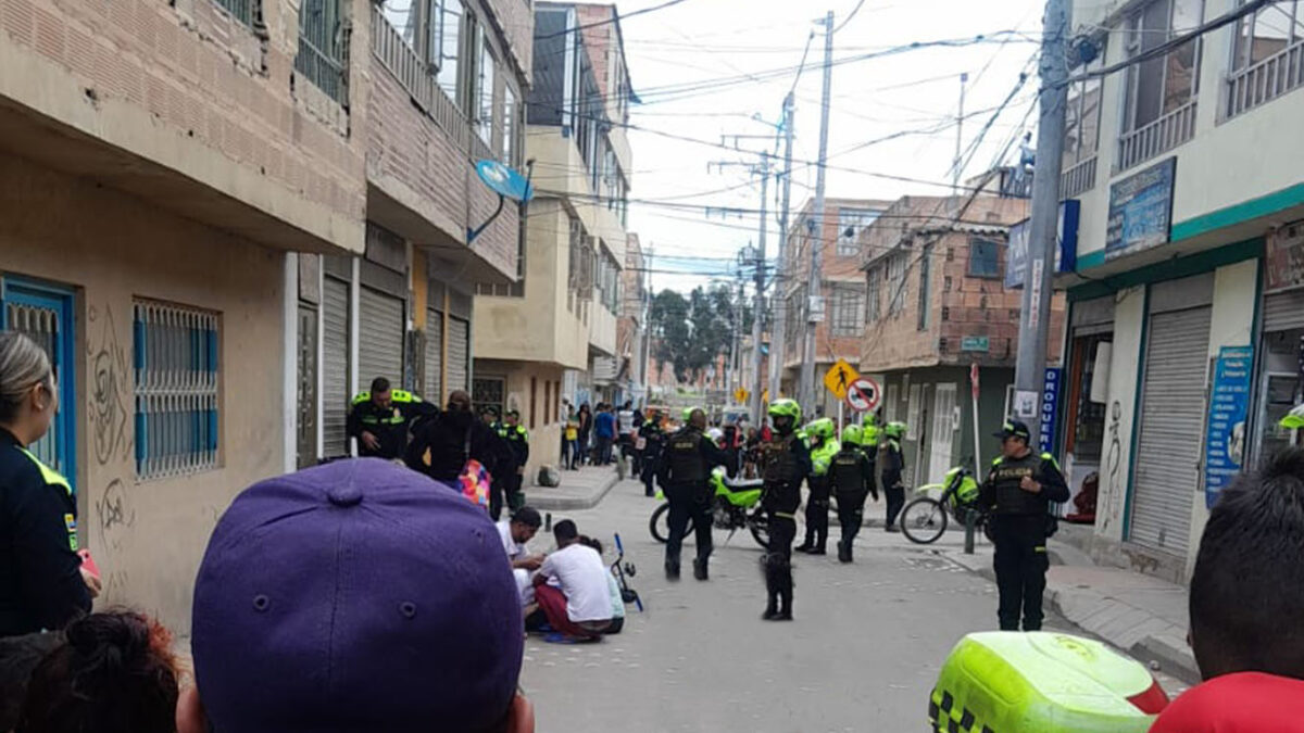 Menor de 16 años fue asesinado por sicarios en Villa Emma 3 Menor de 16 años fue asesinado por sicarios en Villa Emma Hay consternación en el barrio Villa Emma tras el vil asesinato de un joven de 16 años a quien balearon mientras paseaba en su bicicleta.