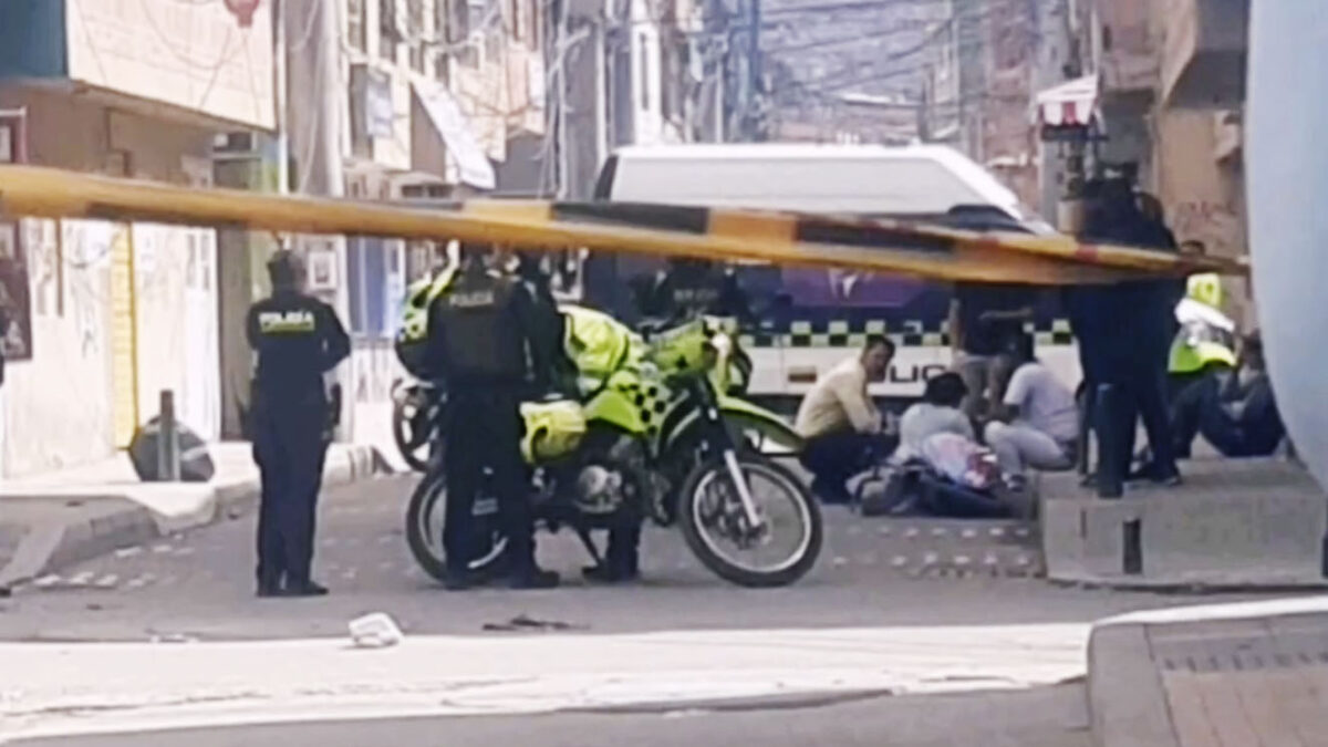 Menor de 16 años fue asesinado por sicarios en Villa Emma Hay consternación en el barrio Villa Emma tras el vil asesinato de un joven de 16 años a quien balearon mientras paseaba en su bicicleta.