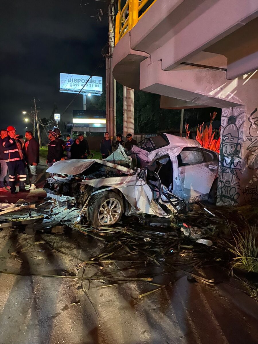 Menor de edad estrelló lujoso carro y quedó herido Un menor de 16 años estrelló en lujoso BMW en la vía entre Cajicá - Chía