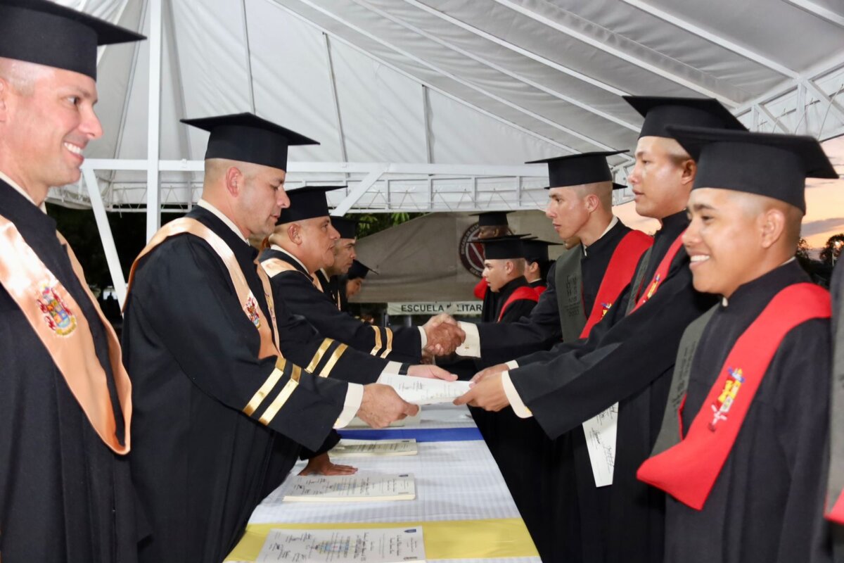 Militares y policías tendrán educación gratis Llegaron las buenas noticias para los miles de jóvenes de bajos recursos económicos del país, pues el presidente Gustavo Petro dejó en firme el decreto que le da viabilidad al acceso gratuito a la educación superior en las carreras profesionales de las Fuerzas Militares y de la Policía. 