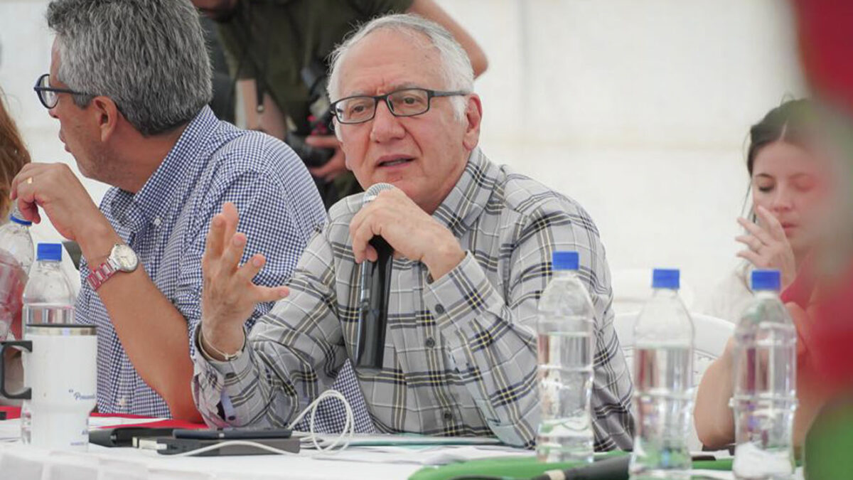 Ministro de Salud se retracta por sus declaraciones sobre las vacunas contra COVID-19 4 Ministro de Salud se retracta por sus declaraciones sobre las vacunas contra COVID-19 Tras las controvertidas declaraciones del ministro de Salud, Guillermo Jaramillo, en un debate en la Comisión Primera del Senado el martes 28 de noviembre, donde expresó que “todos los colombianos que están vacunados sirvieron para el más grande experimento de la historia”, el ministro emitió una retractación a través de un comunicado oficial.