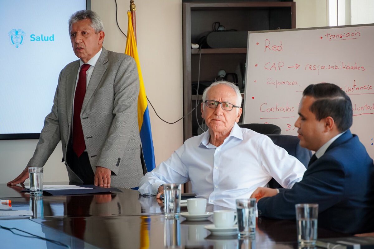 Ministro de Salud se retracta por sus declaraciones sobre las vacunas contra COVID-19 Tras las controvertidas declaraciones del ministro de Salud, Guillermo Jaramillo, en un debate en la Comisión Primera del Senado el martes 28 de noviembre, donde expresó que “todos los colombianos que están vacunados sirvieron para el más grande experimento de la historia”, el ministro emitió una retractación a través de un comunicado oficial.