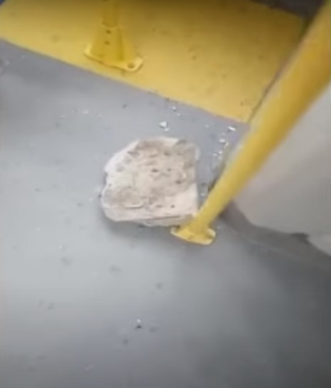 Motociclista agrede a piedra bus del Sitp en Usaquén En video quedó registrado un indignante hecho de intolerancia en el que se observa como un motociclista domiciliario ataca a piedra un bus del Sitp que transitaba por el barrio Toberín.
