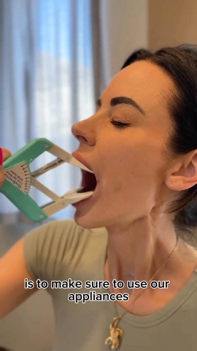 Mujer descubrió que tenía cáncer tras ir al odontólogo: le quitaron la mitad de la lengua La vida de Elizabeth Brown Lax, una modelo estadounidense, dio un giro inesperado luego de que en una visita al odontólogo le hallaron unas masas extrañas en la boca que terminaron siendo un fuerte cáncer por el que le tuvieron que quitar la mitad de la lengua.